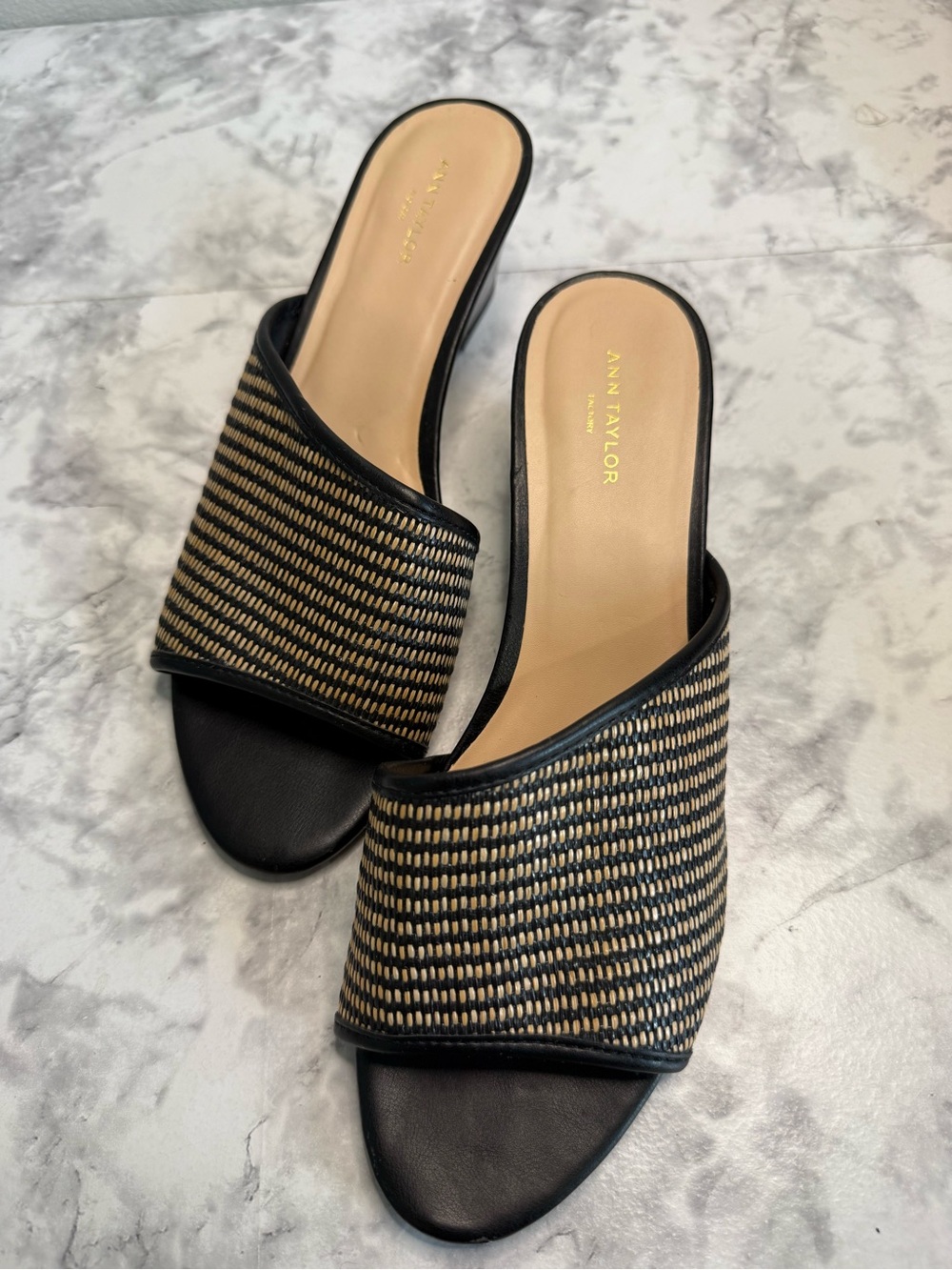 Ann Taylor Black & Tan Woven Slide Mules Sz 81/2